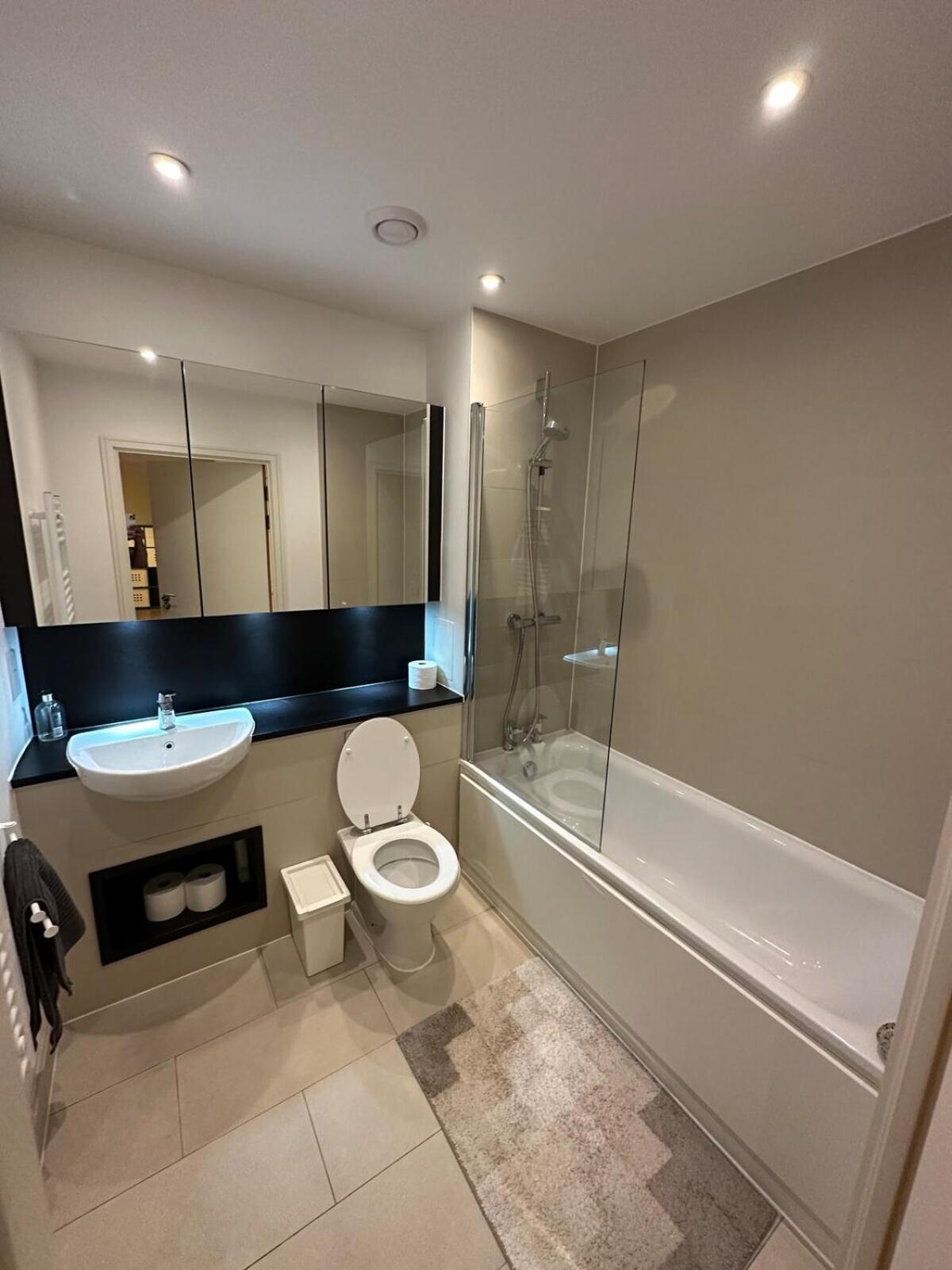 Entire 2 Bedroom Flat London Bagian luar foto
